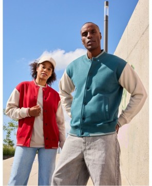 Chaqueta universitaria deportiva para promoción y estilo de vida.