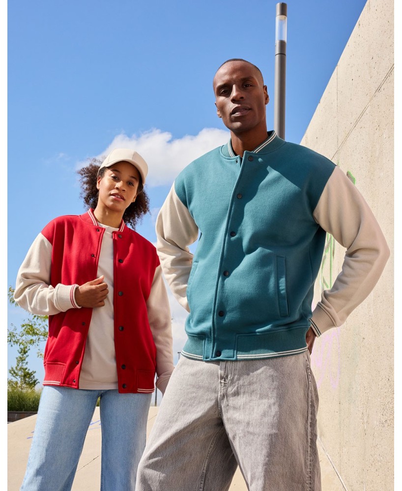Chaqueta universitaria deportiva para promoción y estilo de vida.