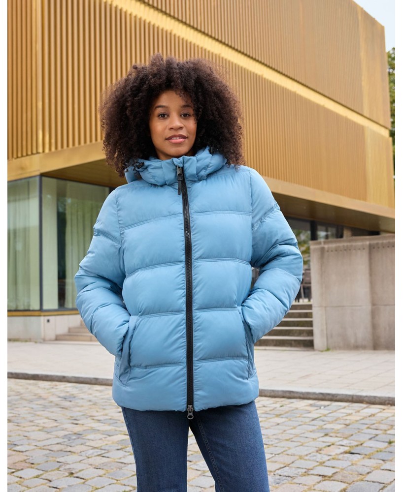 Chaqueta de invierno con capucha desmontable.