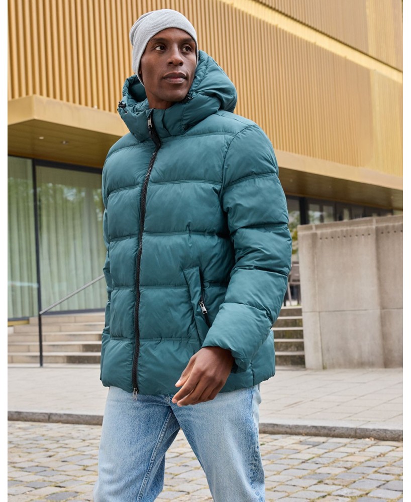 Chaqueta de invierno con capucha desmontable.