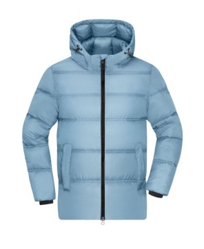 Chaqueta de invierno con capucha desmontable.