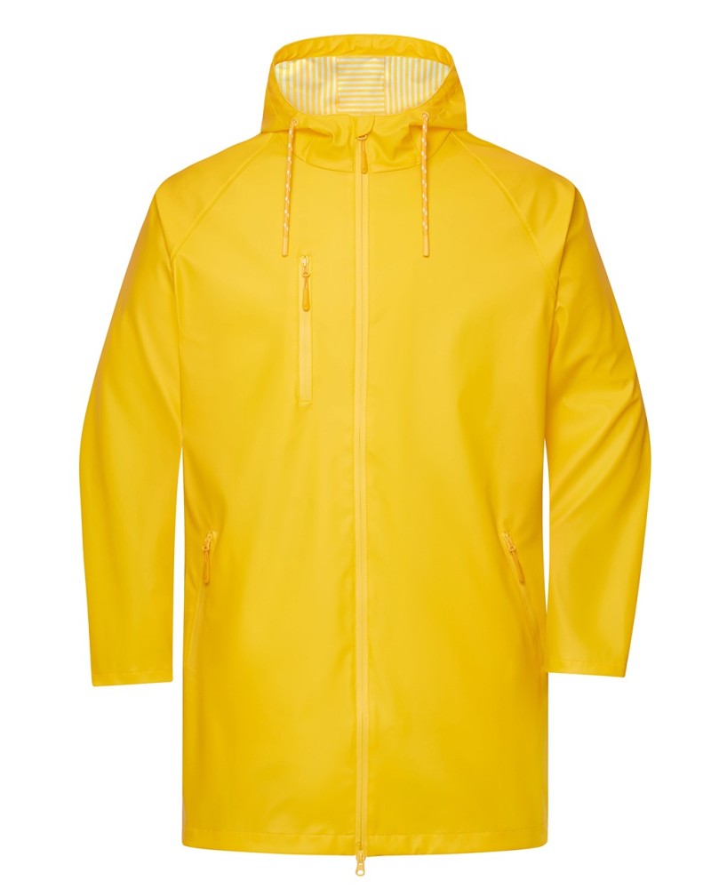 Impermeable funcional con modernos detalles en contraste.