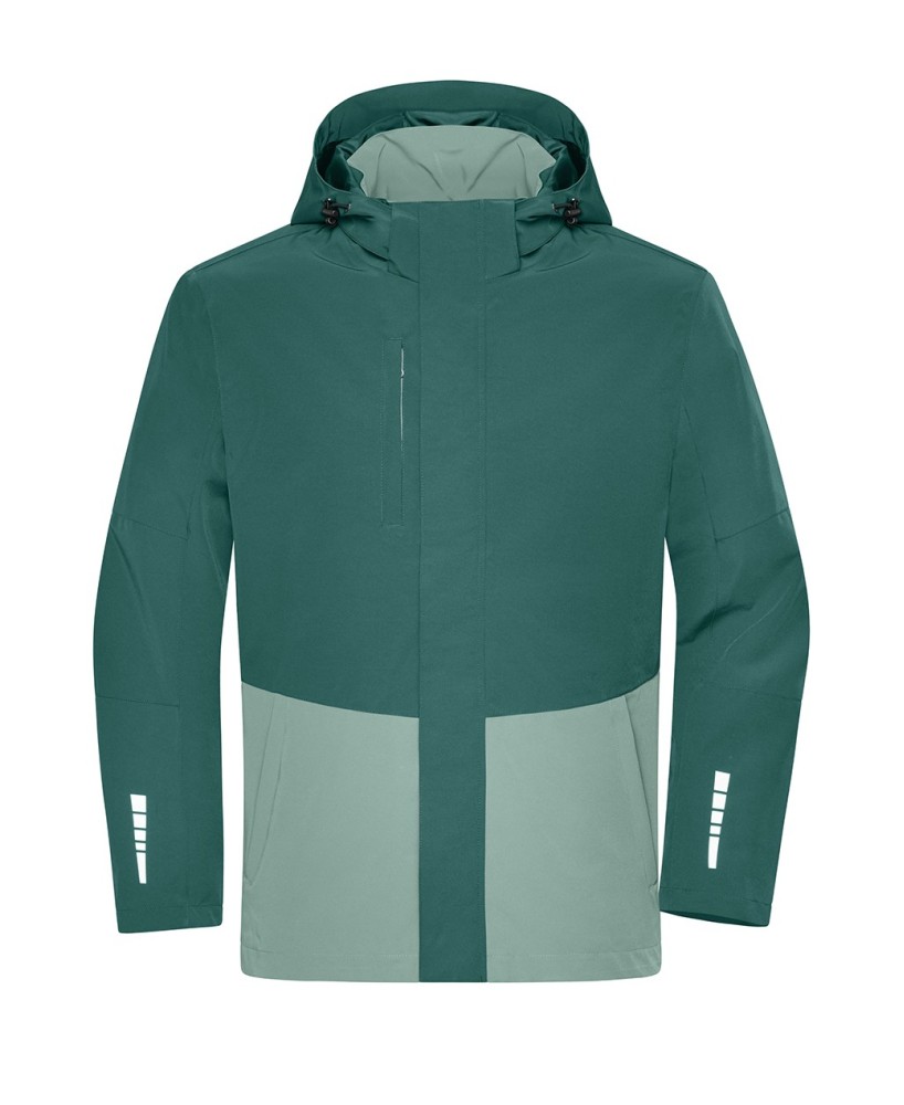 Chaqueta impermeable funcional con detalles en contraste.